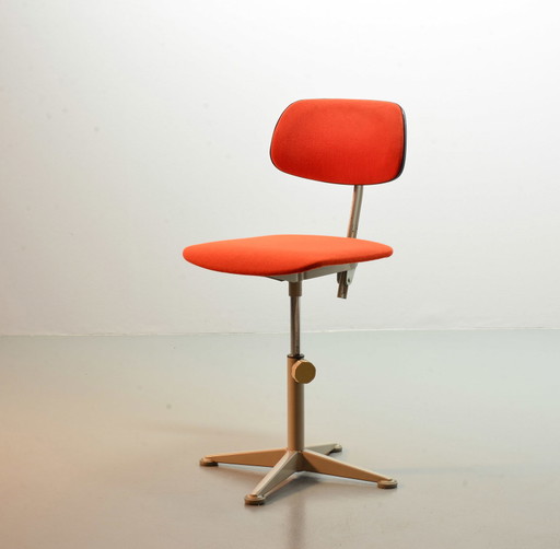 Chaise de bureau industrielle Ahrend De Cirkel, revêtement en tissu orange sur structure en acier gris. Pays-Bas, années 1950. R