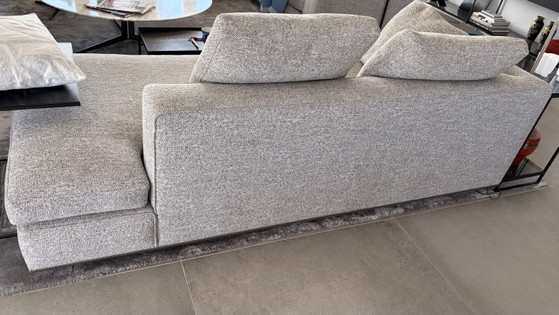 Image 1 of Divano Minotti modello Powell, tessuto Douglas 09 granito
