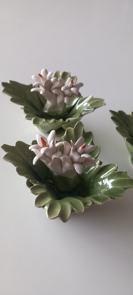 Image 1 of Italiaanse keramische bloemornamenten - set van 3 - Mid-century decor