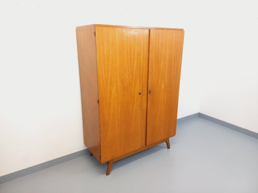 Armario antiguo de roble de la década de 1960.