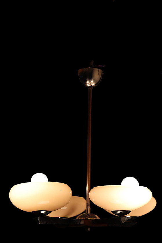 Image 1 of Lámpara de araña NAPAKO de la década de 1940 | Cristal opalino rosa, madera y cobre