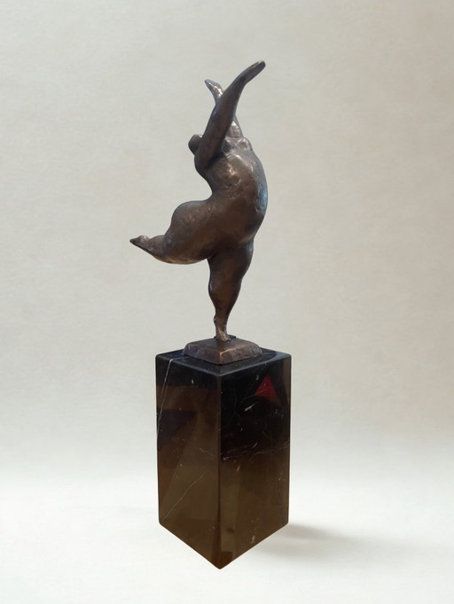 Bronzen sculptuur van een dansende vrouw – Moderne kunst – Marmeren sokkel – 33 cm