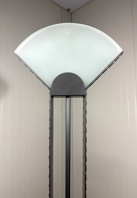 Image 1 of Italiaanse vloerlamp van traanplaat staal en glas uit 1980.
