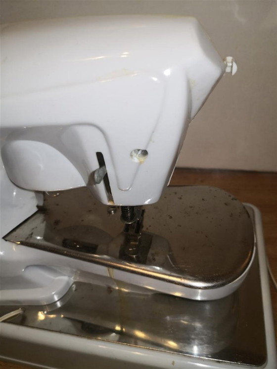 Zeldzame antieke speelgoednaaimachine Ma Cousette / Retro vintage jaren 60 – Ma Couestte (photo 7 of 16)