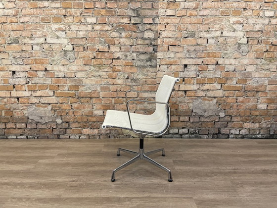 Vitra EA 107 – Wit Netweave Chroom | Charles & Ray Eames – Vergaderstoel, Textile, Aluminium (photo 7 of 17)