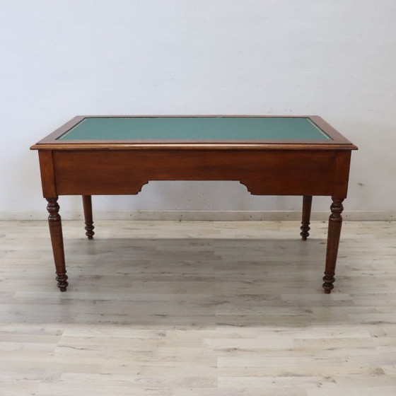 Image 1 of Antiek bureau van walnotenhout, Italië, midden 19e eeuw, gerestaureerd.