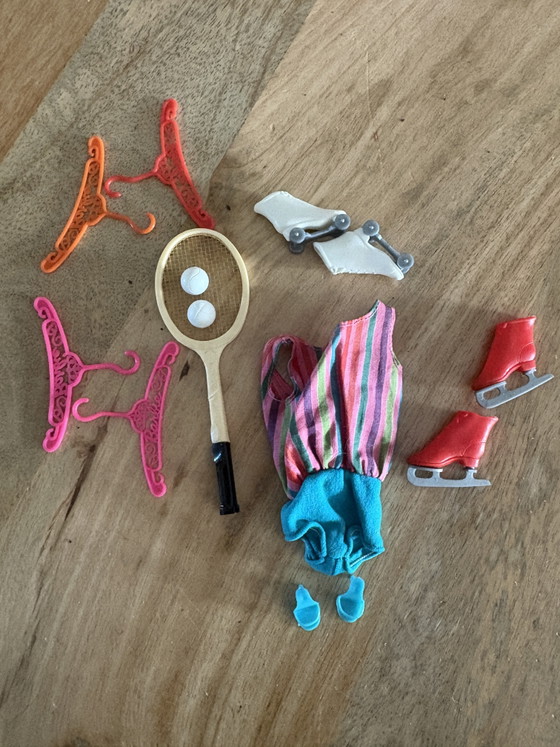 Image 1 of Barbie vintage avec plein de vêtements