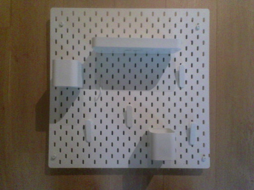 IKEA-Hängeschrank, mit 7 Anhängseln.