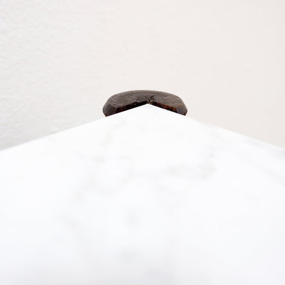 Image 1 of Vitrina de estilo de mediados de siglo con cristal y mármol efecto bambú.