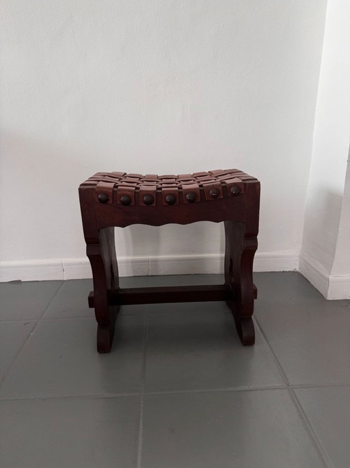 Tabouret espagnol à assise en cuir tressé, piètement à tréteaux et motifs ajourés