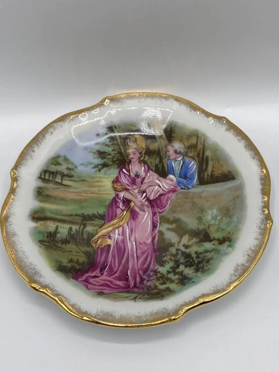 Paar dekorative Jammet Seignolles Limoges Teller – Handbemalte, galante Szenen – Vergoldeter, gewellter Rand (photo 2 of 4)