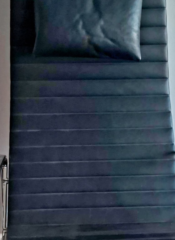 Vitra EA 124 Lounge Chair – Drehstühle, Leather (photo 5 of 5)