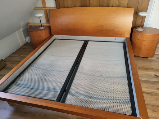 Kersenhouten bed met twee ovalen nachtkastjes en bijpassende lampen