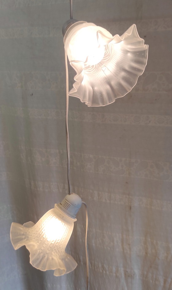 Image 1 of Tre lampade a sospensione a forma di tulipano in pasta di vetro - metà del XX secolo