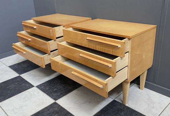Image 1 of Ensemble de 2 tables de chevet en bois blond des années 1960