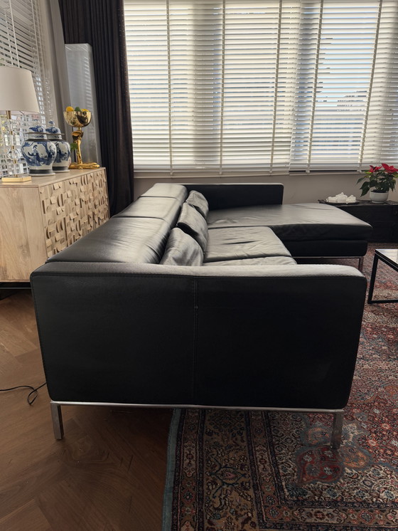 Image 1 of Cierre (Italien) – Bauhaus-Ecksofa in schwarzem Leder mit Chaiselongue rechts und Chromgestell – 270 cm