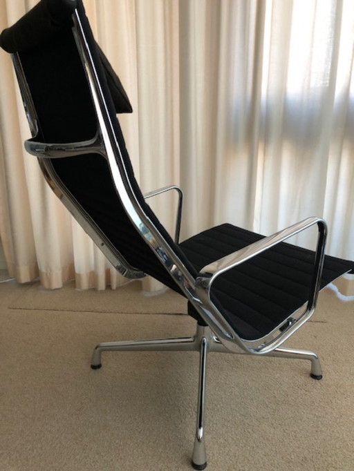 Vitra EA124 lounge chair