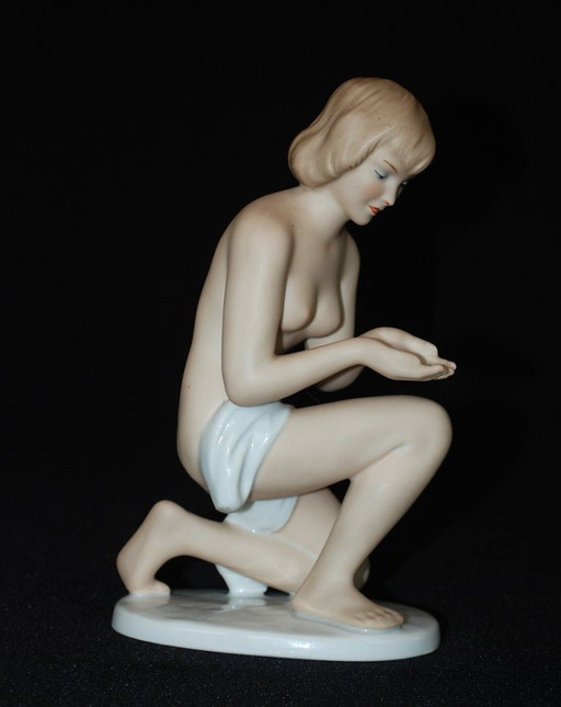 Femme nue buvant, 1964. Manufacture de porcelaine Kurt Steiner de Wallendorf