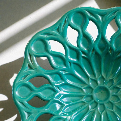 Grote vintage aardewerken kom met opengewerkt mandala-ontwerp.