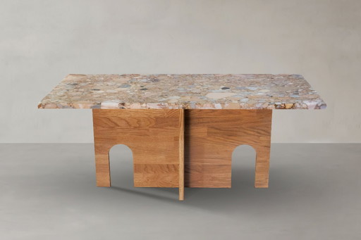 Salontafel Recta Ceppo Rosso, gemaakt van natuursteen en massief eikenhout.