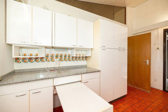 Cucina componibile vintage bianca con piano di lavoro in granito e Gaggenau, Miele, Neff (photo 3 of 11)