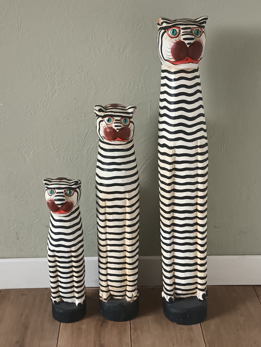 Handgefertigte Katzen aus Holz