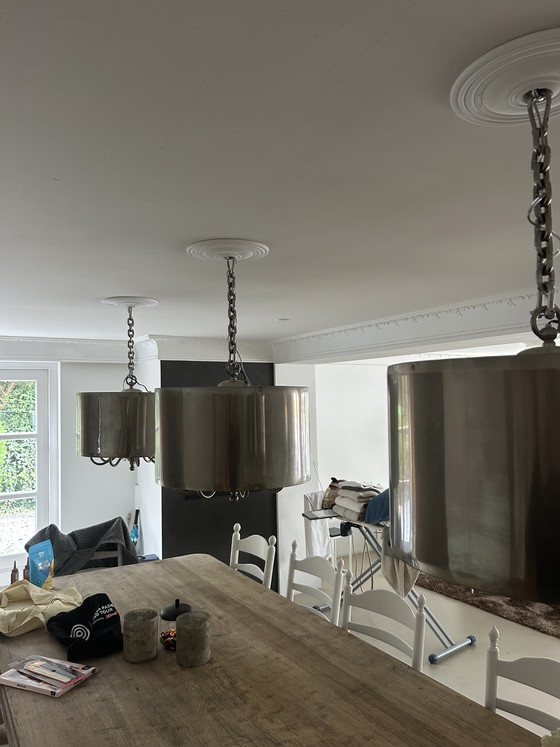 Image 1 of Lampada a sospensione con paralume cilindrico color argento e catena dimmerabile.