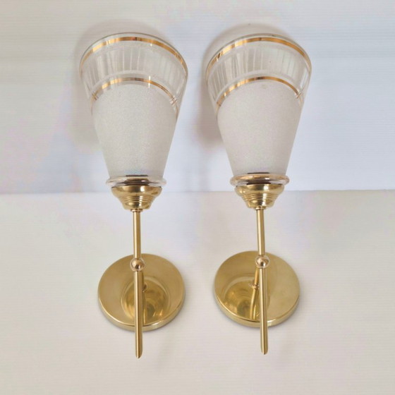 Image 1 of Een paar vintage wandlampen uit de jaren 50, gemaakt van glas en verguld messing.