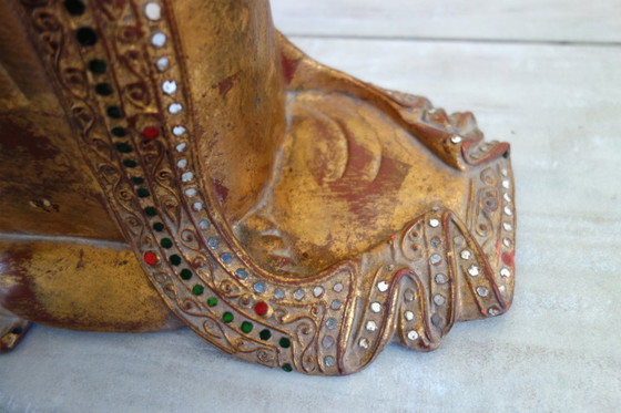 Image 1 of Standbeeld van een Birmese boeddhistische monnik in gebed, 19e eeuw