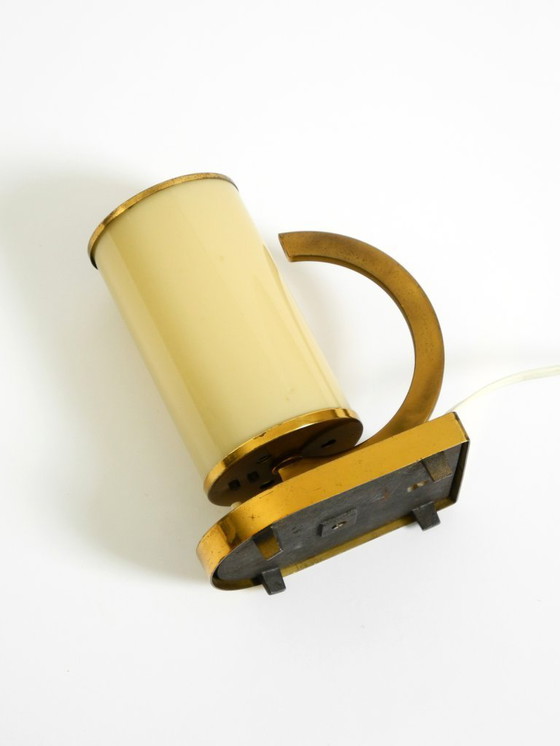 Image 1 of Lampe de table en laiton des années 1940, rare et magnifique, avec abat-jour en verre opale.