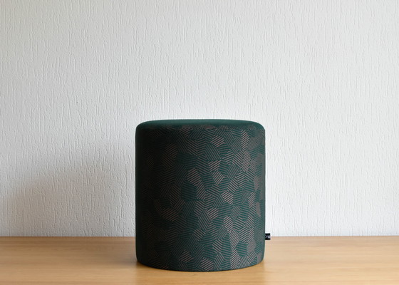 Image 1 of Ronde groene poef in Kvadrat Razzle Dazzle stof – Ø37 cm x H40 cm
