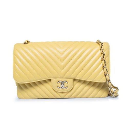 Chanel, Jumbo-Tasche aus gelbem Lammleder mit Chevron-Muster und Klappe