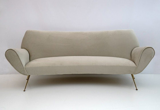 Image 1 of Gigi Radice Mid-Century Modern Italiaanse fluwelen gebogen bank voor Minotti, jaren 50