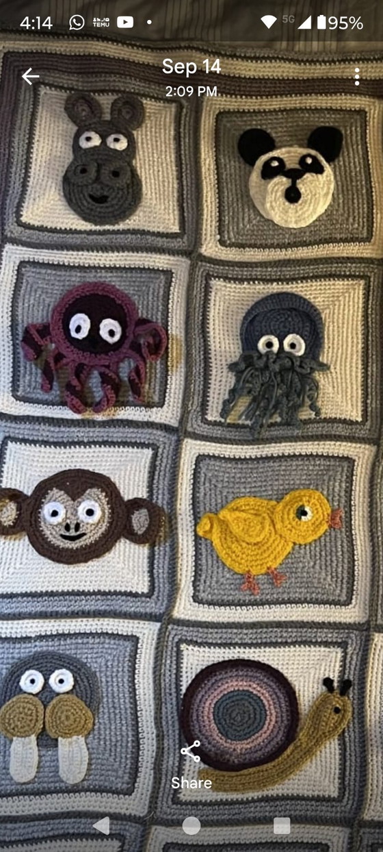 Image 1 of Handgemaakte gehaakte dieren deken 30 vierkantjes