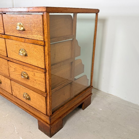 Solid Oak Shop Counter with 16 Drawers & Glass – c. 1940 – Display cabinets, Wood (photo 8 of 15)