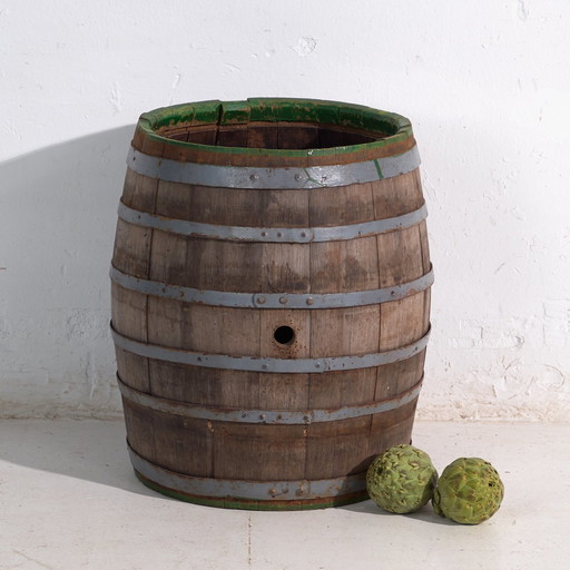 Barril de madera antiguo con aros de hierro – Europa Central, circa 1920