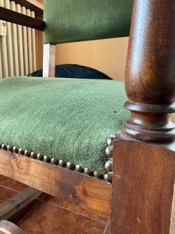 Fauteuil in renaissancestijl met groen fluweel en poten in de vorm van leeuwenpoten. – Velvet (photo 3 of 5)