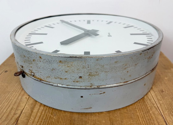 Grande horloge industrielle double face pour chemin de fer ou usine, de la marque Simlex, années 1960 (photo 17 of 18)