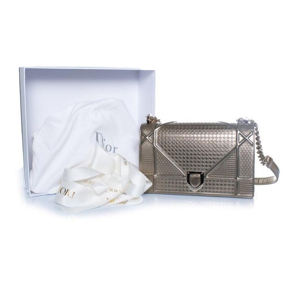 Image 1 of Borsa a tracolla Christian Dior, modello Diorama metallizzato