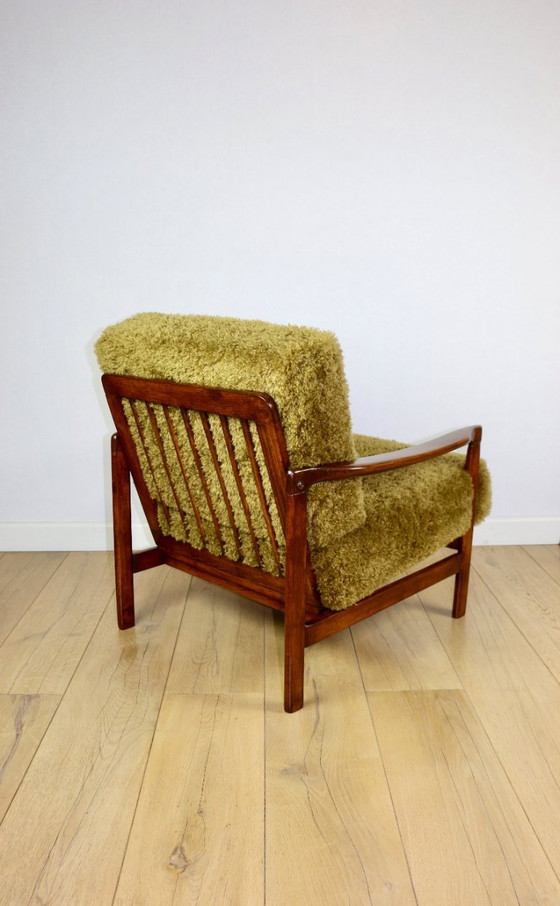 Image 1 of Fauteuil vintage en bois marron kaki/olive à poils longs en forme de renard par Z. Bączyk - 2 exemplaires disponibles