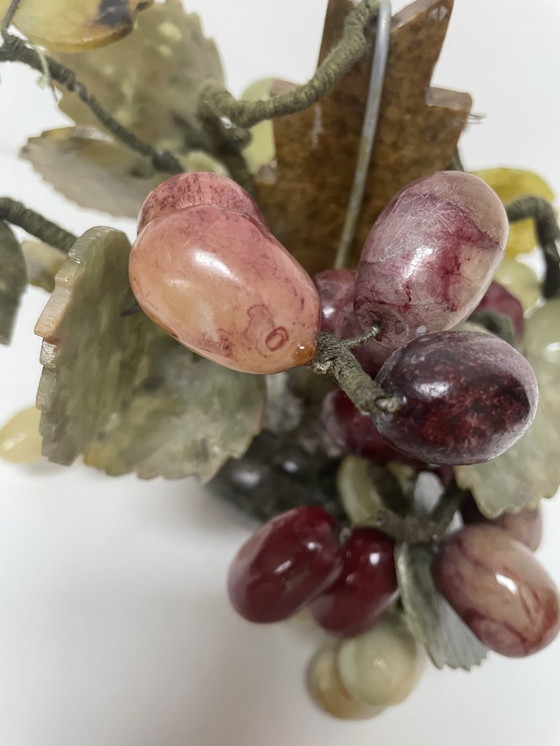 Image 1 of Wijnrank met bladeren en druiven in steen en bewerkte jade, China, midden 20e eeuw