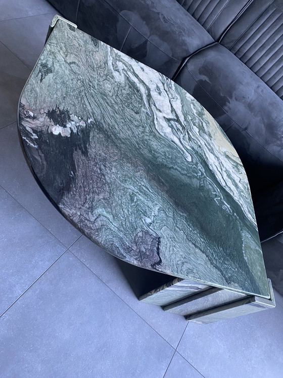 Image 1 of Table basse en marbre, modèle « goutte d’eau », designer Roche Bobois