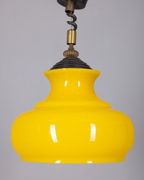 Image 1 of Pagina 1 di 8 LAMPADARIO VINTAGE IN VETRO GIALLO ANNI '70, DESIGN ITALIANO