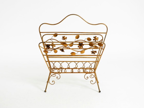 Image 1 of Straordinario portariviste e giornali in stile moderno di metà secolo con struttura in metallo dorato.