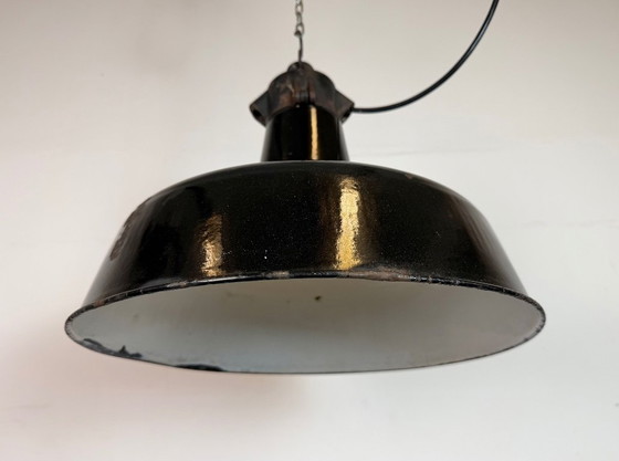 Image 1 of Industriële zwarte geëmailleerde fabriekslamp met gietijzeren bovenkant, jaren 50