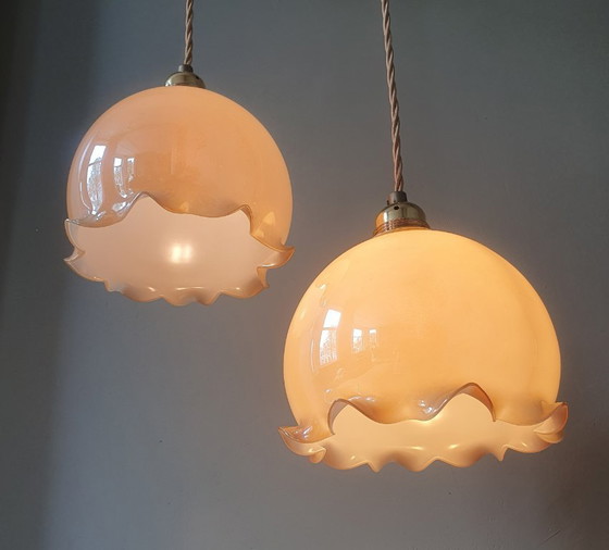 Image 1 of Ensemble vintage de lampes suspendues en opaline en forme de gobelet avec un éclat nacré.