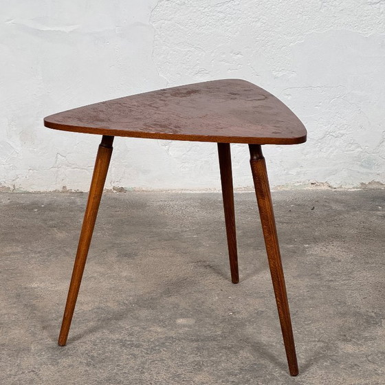 Image 1 of Mesa de centro triangular, década de 1960.