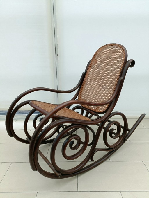 Antiek Thonet gebogen houten rieten schommelstoel