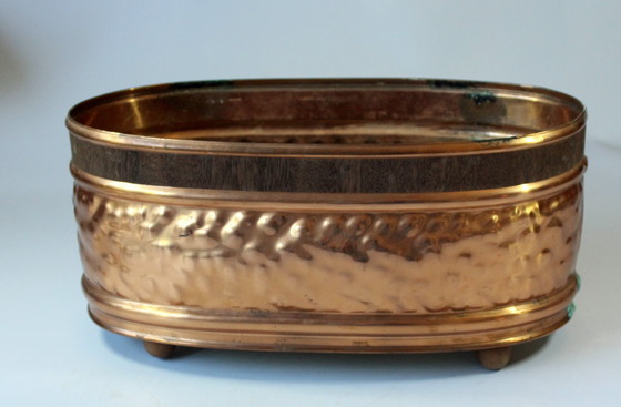 Image 1 of Belle jardinerie en cuivre avec fond en laiton sur pieds en bois - Vintage