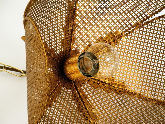 Image 1 of Hermosa y rara lámpara de techo de latón con diseño floral Regency de los años 80